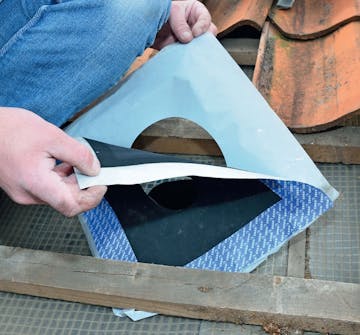 Kondens ventilation: Ta bort skyddsfolien på kragen Kondens ventilation: Ta bort skyddsfolien på kragen